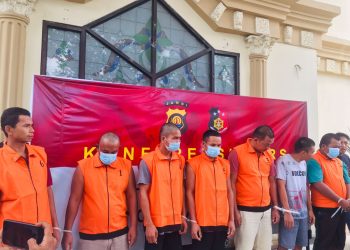 Para pelaku pembawa BBM Ilegal pada konferensi pers yang digelar Polda Jambi pada Minggu, (23/7). [Foto: Rafli Dwi Putra]