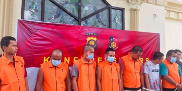 Para pelaku pembawa BBM Ilegal pada konferensi pers yang digelar Polda Jambi pada Minggu, (23/7). [Foto: Rafli Dwi Putra]