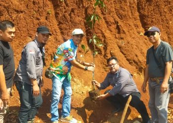 Aksi kegiatan penghijauan yang dilakukan oleh DPD PJS Provinsi Banten, Minggu (23/07/2023). [Foto: DPD PJS Provinsi Banten]