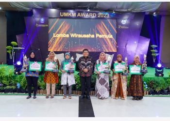 Mitra Binaan PT Timah Tbk Friskila Natural Beauty Beltim saat menerima penghargaan pada Senin 17 Juli 2023 lalu. [Foto: Humas PT Timah Tbk]