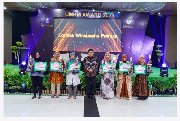 Mitra Binaan PT Timah Tbk Friskila Natural Beauty Beltim saat menerima penghargaan pada Senin 17 Juli 2023 lalu. [Foto: Humas PT Timah Tbk]
