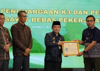 Gubernur Al Haris pada acara penyerahan sertifikat kepada bupati yang berkomitmen dalam pencanangan perkebunan kelapa sawit bebas dari pekerja anak dan penghargaan K3 bagi perusahaan tahun 2023, bertempat di Auditorium Rumah Dinas Gubernur Jambi, Kamis (27/7/2023). [Diskominfo Provinsi Jambi/Erit Sutriedi]
