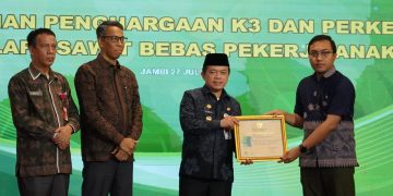 Gubernur Al Haris pada acara penyerahan sertifikat kepada bupati yang berkomitmen dalam pencanangan perkebunan kelapa sawit bebas dari pekerja anak dan penghargaan K3 bagi perusahaan tahun 2023, bertempat di Auditorium Rumah Dinas Gubernur Jambi, Kamis (27/7/2023). [Diskominfo Provinsi Jambi/Erit Sutriedi]