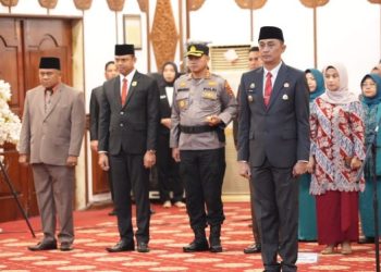 Gubernur Jambi Serahkan SK Perpanjangan Masa Jabatan Bachyuni Deliansyah di Auditorium Rumah Dinas Gubernur Jambi pada Senin, 22 Mei 2023. [Foto: Diskominfo Muaro Jambi]