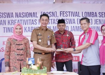 Pj Bupati Muaro Jambi Mengapresiasi Program yang dijalankan oleh Dinas Pendidikan di Lapangan Perkantoran Disdikbud Kabupaten Muaro Jambi, Selasa (23/05/23). [Foto: Diskominfo Muaro Jambi]