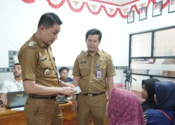 Pj Bupati Muaro Jambi pantau perekaman E-KTP di Kantor Desa Muhajirin, Kecamatan Jambi Luar Kota pada Selasa, (06/06/23). [Foto: Diskominfo Muaro Jambi]