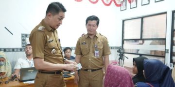 Pj Bupati Muaro Jambi pantau perekaman E-KTP di Kantor Desa Muhajirin, Kecamatan Jambi Luar Kota pada Selasa, (06/06/23). [Foto: Diskominfo Muaro Jambi]