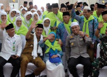 Penjabat Bupati Muaro Jambi Lepas Keberangkatan 146 Calon Jemaah Haji di Aula Rumah Bupati Muaro Jambi, Bukit Cinto Kenang pada Selasa, 6 Juni 2023. [Foto: Diskominfo Muaro Jambi]