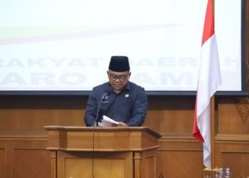 Sekda Budhi saat menghadiri Rapat Paripurna DPRD Muaro Jambi di Ruang Sidang Utama DPRD Kabupaten Muaro Jambi pada Senin, 12 Juni 2023. [Foto: Diskominfo Muaro Jambi]