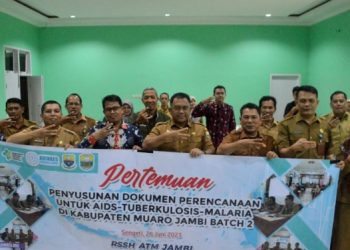 Sekda Buka Pertemuan Koordinasi Penyusunan Dokumen Perencanaan untuk Penanggulangan AIDS-Tuberkulosis-Malaria di Ruang Aula Dinas Kesehatan (Dinkes) Kabupaten Muaro Jambi pada Senin, 26 Juni 2023. [Foto: Diskominfo Muaro Jambi]