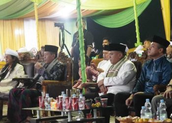 Sekda Hadiri Haflah Akhirussanah Khotmil Qur'an dan Wisuda Tahfidzal-Qur'an di Pondok Pesantren Tarbiyatul Ummah di Kabupaten Muaro Jambi, pada Sabtu, 24 Juni 2023 malam. [Foto: Diskominfo Muaro Jambi]