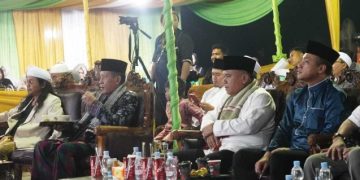 Sekda Hadiri Haflah Akhirussanah Khotmil Qur'an dan Wisuda Tahfidzal-Qur'an di Pondok Pesantren Tarbiyatul Ummah di Kabupaten Muaro Jambi, pada Sabtu, 24 Juni 2023 malam. [Foto: Diskominfo Muaro Jambi]
