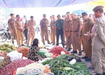 Sekda Budhi lakukan inspeksi mendadak ke Pasar Sengeti untuk memantau harga bahan pokok menjelang Hari Raya Idul Adha tahun 1444 Hijriah pada Senin, (26/06/23). [Foto: Diskominfo Muaro Jambi]
