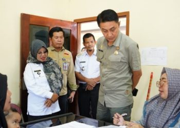 Pj Bupati Muaro Jambi Tinjau Pelaksanaan Perekaman E-KTP di Desa Talang Kerinci pada Senin, (14/06/2023). [Diskominfo Muaro Jambi]