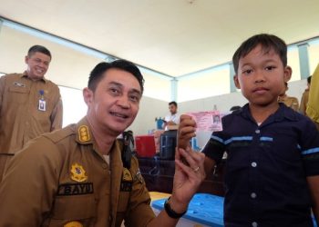 Pj Bupati Muaro Jambi Tinjau Perekaman KTP dan KIA di Kecamatan Sungai Gelam.  Selasa (27/6/2023). [Foto: Diskominfo Muaro Jambi]