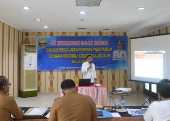 Sekda Budhi saat menghadiri acara uji wawancara dalam rangka evaluasi kinerja Jabatan Pimpinan Tinggi Pratama di lingkup Pemerintah Kabupaten Muaro Jambi di Hotel Ratu Convention Centre Jambi pada Selasa, (27/06/2023). [Foto: Diskominfo Muaro Jambi]