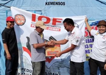 IOF Pengda Jambi saat menyerahkan bantuan secara simbolis kepada korban kebakaran di Legok, Minggu (30/07). [Foto: IOF Pengda Jambi]
