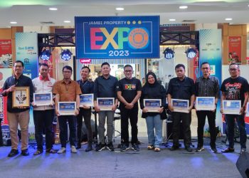 Ketua DPD REI pada pemberian penghargaan kepada pendukung acara Jambi Property Expo 2023 di Mall Jamtos, Minggu (30/7/2023). [Foto: Tim]