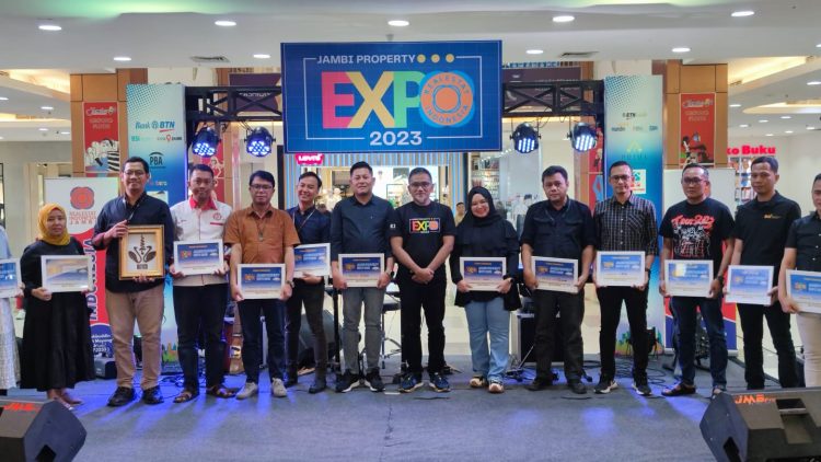 Ketua DPD REI pada pemberian penghargaan kepada pendukung acara Jambi Property Expo 2023 di Mall Jamtos, Minggu (30/7/2023). [Foto: Tim]