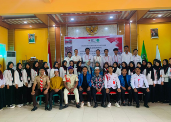 Waka III Bidang Kemahasiswaan, Dr. Heru Setiawan (peci putih) bersama peserta Diklatsar. [Foto: Jernih/Fii]