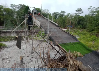 Tim Unit Tipidter Sat Reskrim Polres Merangin saat mengamankan kegiatan Penambangan Emas Tanpa Izin (PETI) pada Senin, (17/7). [Foto: Humas Polres Merangin]