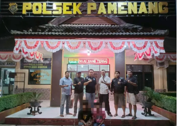 Kedua pelaku setelah diamankan oleh kepolisian di Polsek Pamenang, Selasa, 11 Juli 2023. [Foto: Humas Polsek Pamenang]