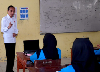 Presiden Jokowi pakai kemeja putih produksi SMKN 4 Jambi saat kunjungan ke SMKN 2 Bengkulu Tengah, Kamis (20/7/2023). [Foto: BPMI Setpres/Rusman]