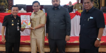 Pimpinan DPRD Saat menerima Nota Pengantar Gubernur Jambi terhadap Rancangan Peraturan Daerah Pertanggungjawaban Pelaksanaan APBD Provinsi Jambi Tahun Anggaran 2022 pada Selasa, (04/07/2023). [Foto: Humas DPRD Provinsi Jambi]