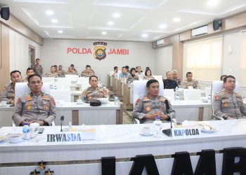 Kapolda Jambi Ikuti Upacara Pembinaan Tradisi Ke-77 Hari Bhayangkara Tahun 2023 secara daring via Channel Youtube pada Sabtu, (01/07/2023). [Foto: Humas Polda Jambi]