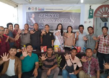 Pengurus DPC PJS Pematangsiantar berfoto bersama narasumber dan peserta seminar Anti Narkoba, Rabu (06/07/2023). [Foto: PJS]