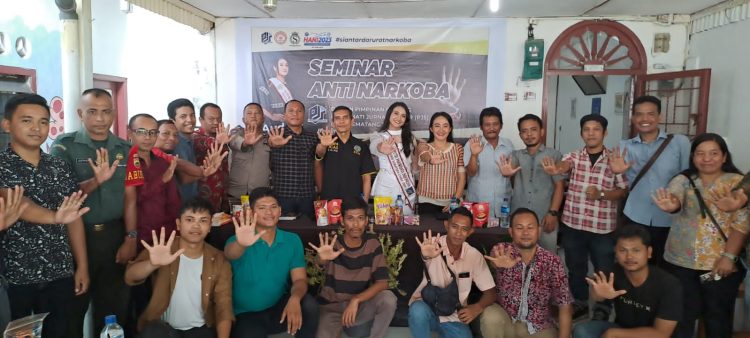 Pengurus DPC PJS Pematangsiantar berfoto bersama narasumber dan peserta seminar Anti Narkoba, Rabu (06/07/2023). [Foto: PJS]