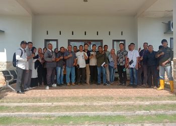 Foto bersama Sekretaris Perkebunan Batanghari dengan masyarakat Desa Kubu Kandang di PT. Hutan Alam Lestari di Kabupaten Batanghari pada Rabu, (5/7/2023). [Foto: reportase8/Hendra]