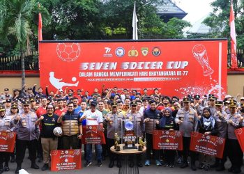 Foto bersama pada acara Seven Soccer Bhayangkara Presisi Cup 2023 di kantor Divisi Humas Polri, Jakarta Selatan, Jumat (7/7/2023). [Foto: Div Humas Polri]