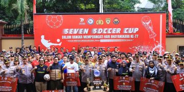 Foto bersama pada acara Seven Soccer Bhayangkara Presisi Cup 2023 di kantor Divisi Humas Polri, Jakarta Selatan, Jumat (7/7/2023). [Foto: Div Humas Polri]