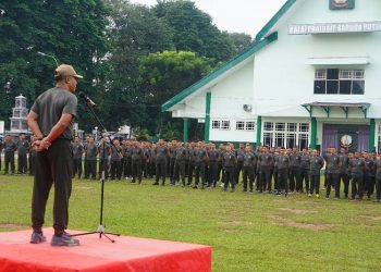 Kasrem 042/Gapu. Kolonel Inf Ali Aminudin, saat pimpin Apel pagi di lapangan Makorem, Danau Sipin Jambi, Jumat (07/07/2023). [Foto: Penrem 042/Gapu]