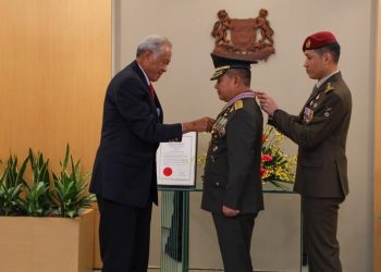 Kasad Jenderal TNI Dr. Dudung Abdurachman saat menerima Penghargaan Militer Kehormatan Singapura di kantor Kementerian Pertahanan Singapura, Kamis (6/7/2023). [Foto: Dispenad]