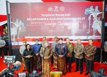 Kapolri saat menghadiri pagelaran Wayang Kulit dengan lakon Wahyu Cakraningrat di Lapangan Bhayangkara, Jakarta Selatan, Jumat, (7/7/23). [Foto: Div Humas Polri]