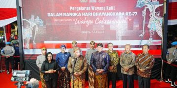 Kapolri saat menghadiri pagelaran Wayang Kulit dengan lakon Wahyu Cakraningrat di Lapangan Bhayangkara, Jakarta Selatan, Jumat, (7/7/23). [Foto: Div Humas Polri]