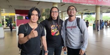 Charly Van Houten, Vokalis Setia Band bersama Crew dan panitia telah tiba di Bandara Sultan Thaha Jambi, Senin (10/07/2023). [Foto: BITNews.id/ Otoy]