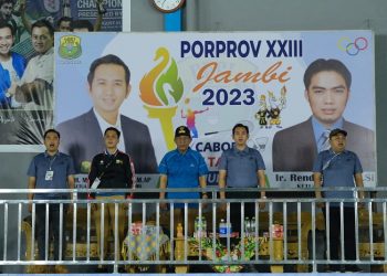 Wagub Sani saat membuka secara resmi Pertandingan Cabang Olahraga Bulutangkis pada Porprov XXIII (Ke-23) Provinsi Jambi Tahun 2023, bertempat di Hall Bulutangkis Kurniawan Pasir Panjang Danau Teluk, Kota Jambi, Senin (10/07/2023). [Foto: Diskominfo/Agus Supriyanto]