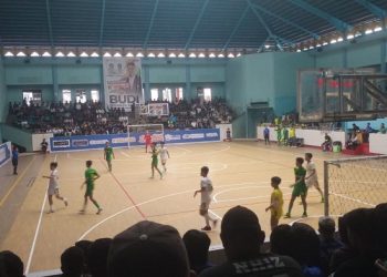 Pertandingan final cabor futsal Porprov XXIII antara Kota Jambi vs Batanghari dengan skor 3-2 di GOR Kota Baru, Senin (10/7/2023). [Foto: Yudi Irawan]