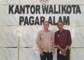 Ketua DPC PJS Pagaralam, Amir Makmun saat bersama Walikota Pagaralam, Senin (10/07/2023). [Foto: PJS Pagaralam]
