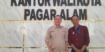 Ketua DPC PJS Pagaralam, Amir Makmun saat bersama Walikota Pagaralam, Senin (10/07/2023). [Foto: PJS Pagaralam]