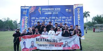 Foto bersama Tim Gateball Muaro Jambi dilapangan kantor gubernur Jambi, Selasa (11/07/23). [Foto: Pergatsi Muaro Jambi]