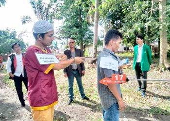 Satreskrim Polsek Jelutung gelar adegan rekonstruksi kasus pembunuhan di Lorong Kapak, RT. 30 Kebun Handil, Kecamatan Jelutung, Kota Jambi pada Senin, (10/7/2023). [Foto: Aurduri.com/Reza]