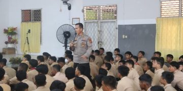 Kasubbid Multimedia Bidhumas Polda Jambi, AKBP Wirmanto Dinata saat menyampaikan materi kepada pelajar di SMA N 4 Kota Jambi pada Rabu, (12/07/2023). [Foto: Humas Polda Jambi]