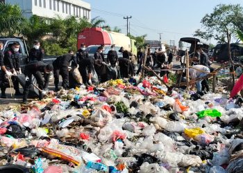 Aksi peduli lingkungan Polda Jambi serentak di kawasan Jalan Baru, Selincah, Kota Jambi, Kamis (13/07/2023). [Foto: Humas Polda Jambi]