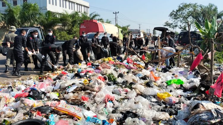 Aksi peduli lingkungan Polda Jambi serentak di kawasan Jalan Baru, Selincah, Kota Jambi, Kamis (13/07/2023). [Foto: Humas Polda Jambi]