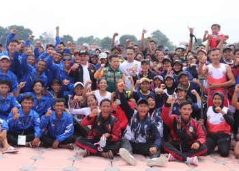 Foto bersama Gubernur Al Haris pada pembukaan lomba Perahu Dragon Boat Porprov Jambi XXIII di Arena Wisata Danau Sipin Kota Jambi, Jumat (14/07/2023). [Foto: Diskominfo/Agus]