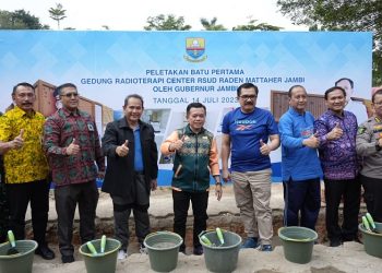Gubernur Al Haris saat peletakan batu pertama pembangunan Gedung Radioterapi Pengobatan Kanker Rumah Sakit Raden Mattaher Jambi, bertempat di Rumah Sakit Raden Mattaher Jambi, Jumat (14/07/2023). [Foto: Diskominfo/Harun Al Rasyid]
